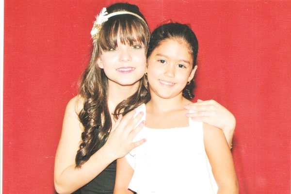 Vamos antecipando um beijão à minha querida neta Marina Rodrigues Lima, que muda de idade na próxima sexta-feira, dia 19, completando 7 anos. Na foto com a atriz Larissa Manoela, a Maria Joaquina da novela “Carrossel”. O abraço do papai Luís Carlos, da ma
